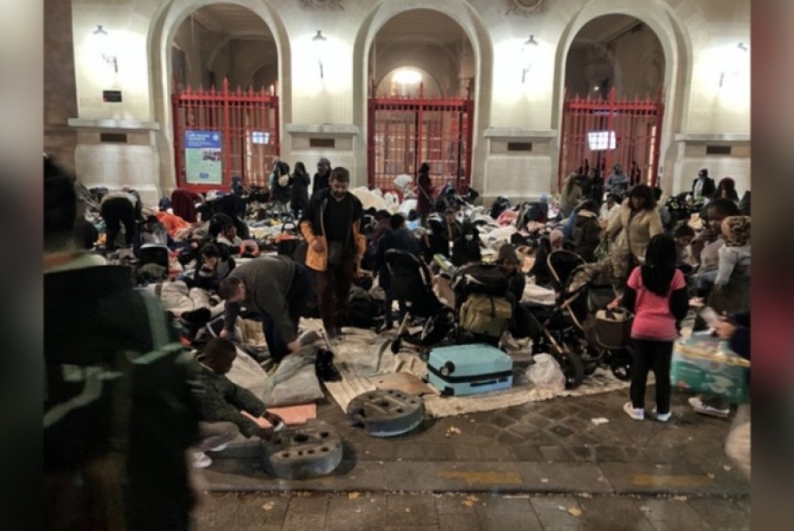 L'étincelle dans la ville # 24 novembre 2025 - L'association Utopia 56 au côté de centaines de sans-abris devant la mairie du 20e